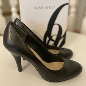 NEVER WORN Nine West Ladies Almond Toe Black Leather Heel. Size 7.